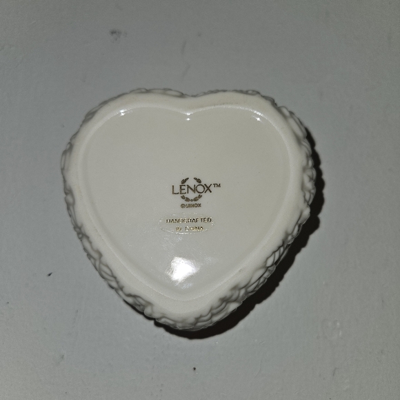 Vintage Rose Detailed Heart Box - Picture 2 of 10